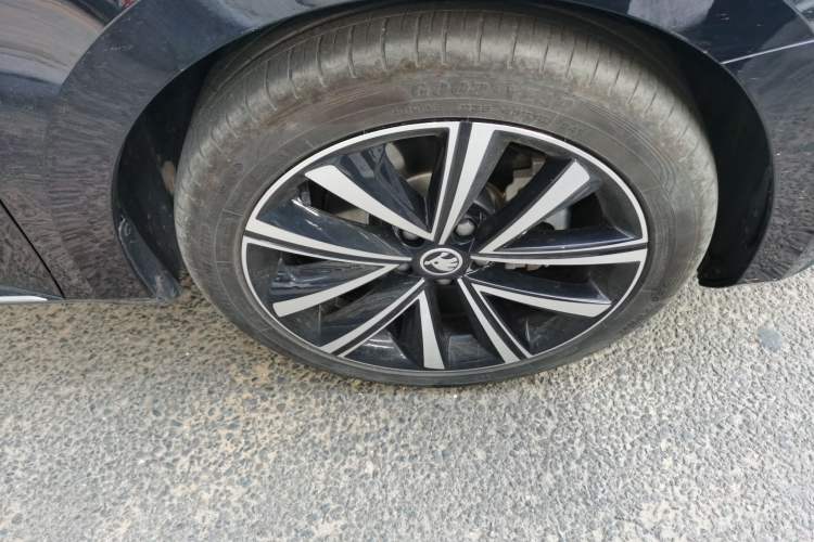Used Skoda Superb 2024 TSI330 DSG Luxury Edition Right Front Wheel Hub