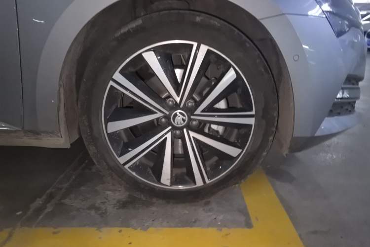 Used Skoda Superb 2024 TSI330 DSG Luxury Edition Right Front Wheel Hub