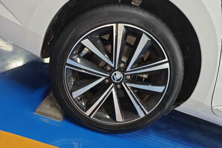 Used Skoda Superb 2024 TSI280 DSG Luxury Edition Right Rear Wheel Hub