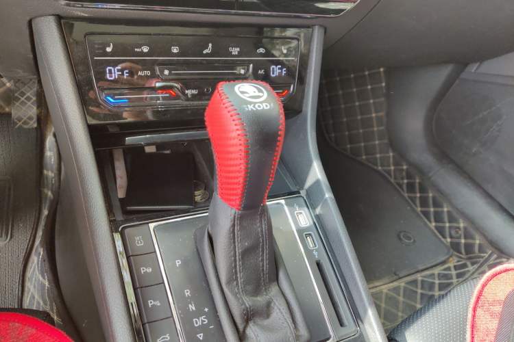 Used Skoda Superb 2025 TSI280 DSG Luxury Edition Gear Lever