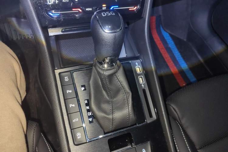 Used Skoda Superb 2025 TSI280 DSG Luxury Edition Gear Lever