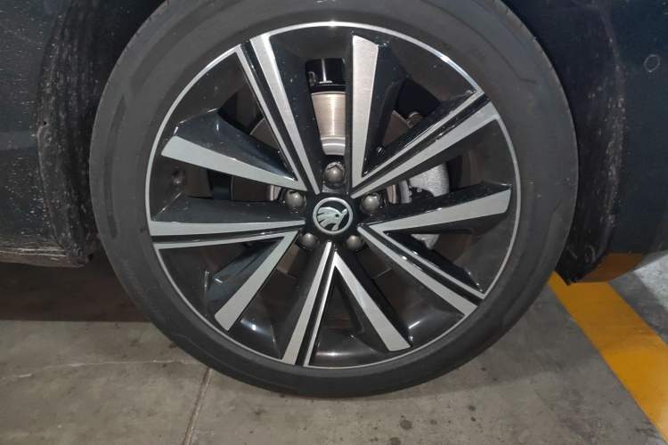 Used Skoda Superb 2025 TSI280 DSG Luxury Edition Right Front Wheel Hub