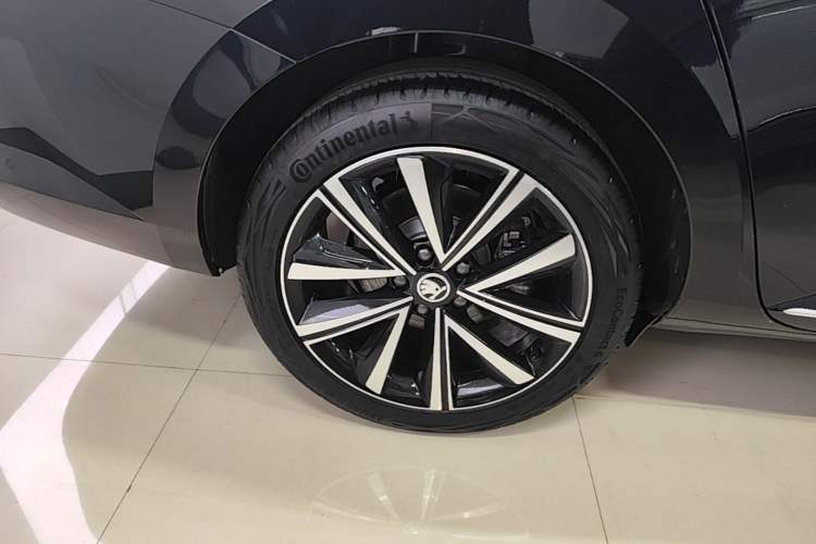 Used Skoda Superb 2025 TSI280 DSG Luxury Edition Right Rear Wheel Hub