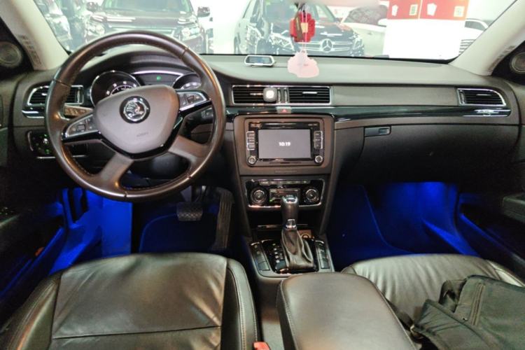 Used Skoda Superb Combi 2014 2.0 TSI L&K Limited Edition Center Console