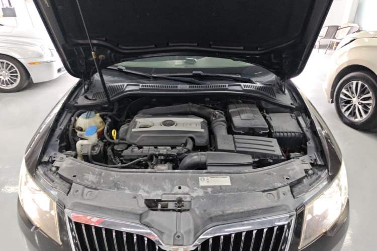 Used Skoda Superb Combi 2014 2.0 TSI L&K Limited Edition Engine Bay