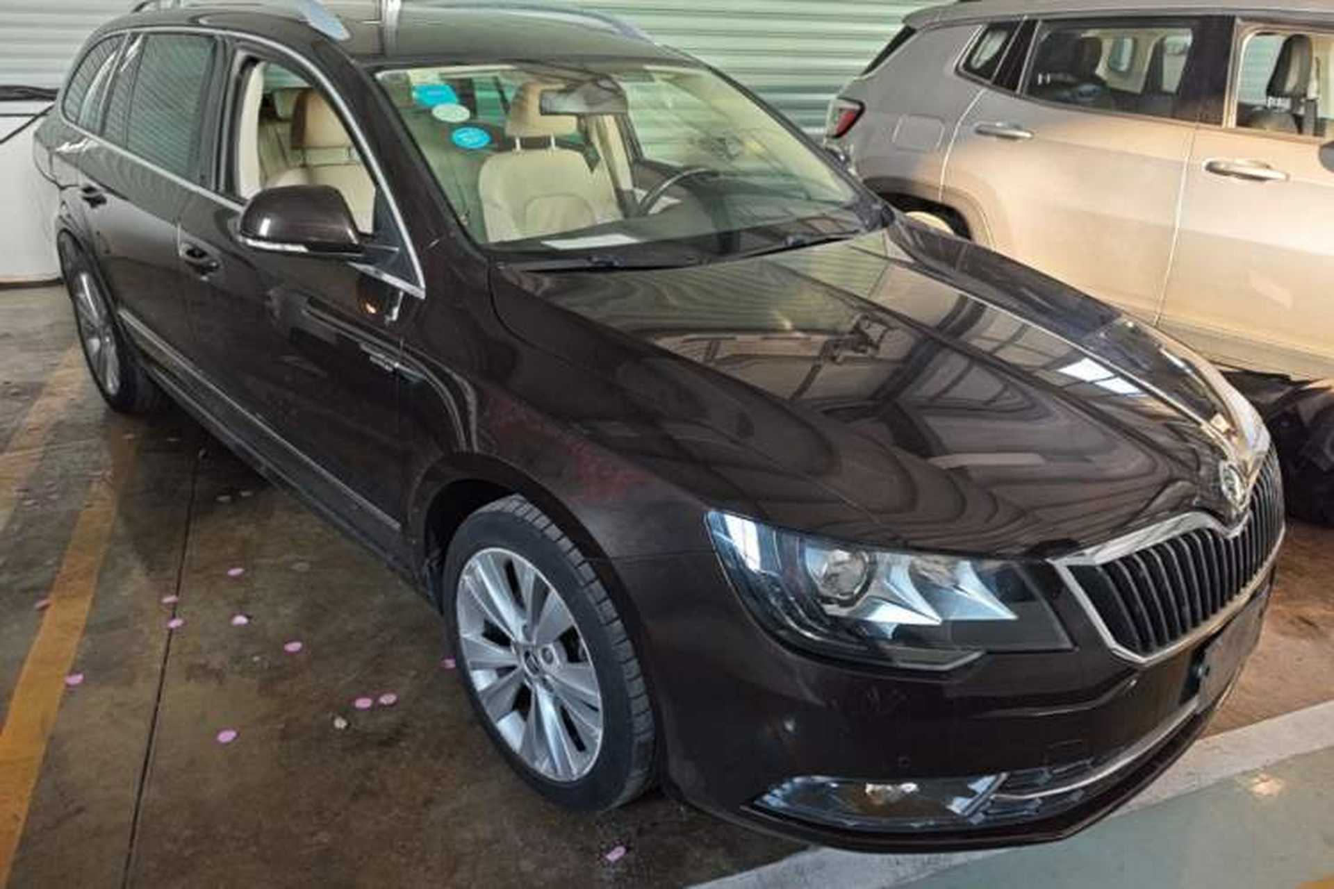 Used Skoda Superb Combi 2014 2.0 TSI Prestige Edition Front Right 45 Deg