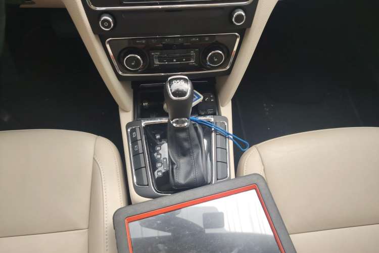 Used Skoda Superb Combi 2014 2.0 TSI Prestige Edition Gear Lever
