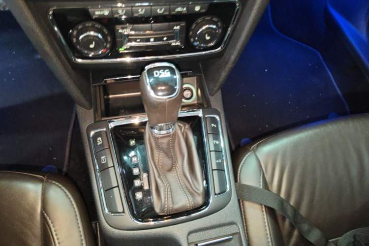 Used Skoda Superb Combi 2014 2.0 TSI L&K Limited Edition Gear Lever