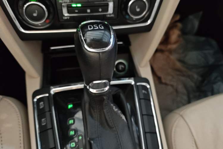 Used Skoda Superb Combi 2014 2.0 TSI Prestige Edition Gear Lever