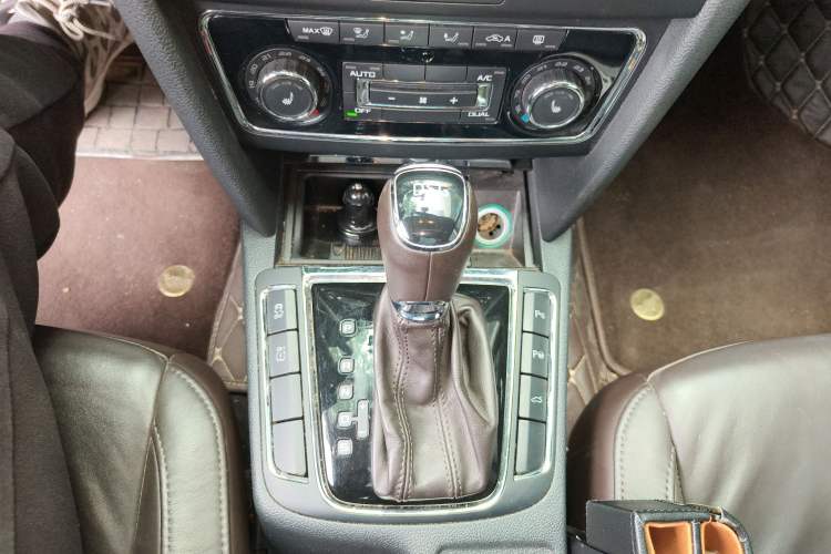 Used Skoda Superb Combi 2014 2.0 TSI L&K Limited Edition Gear Lever