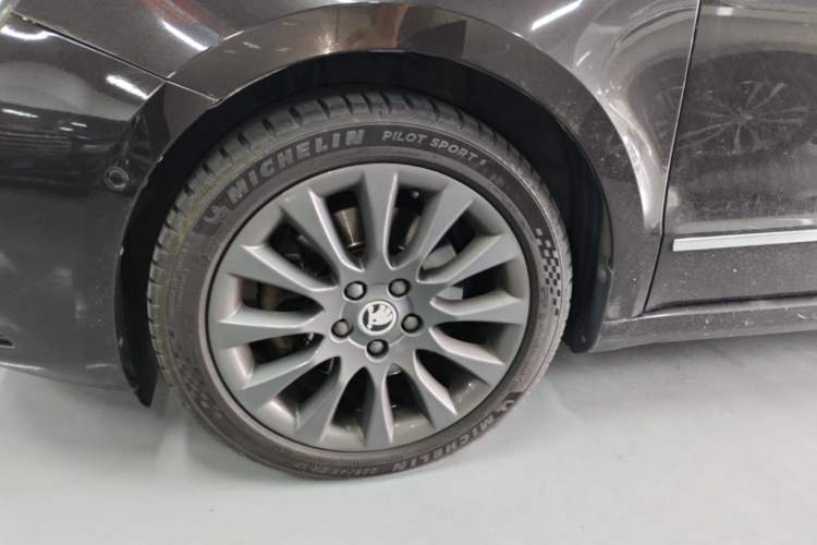 Used Skoda Superb Combi 2014 2.0 TSI L&K Limited Edition Left Front Wheel Hub
