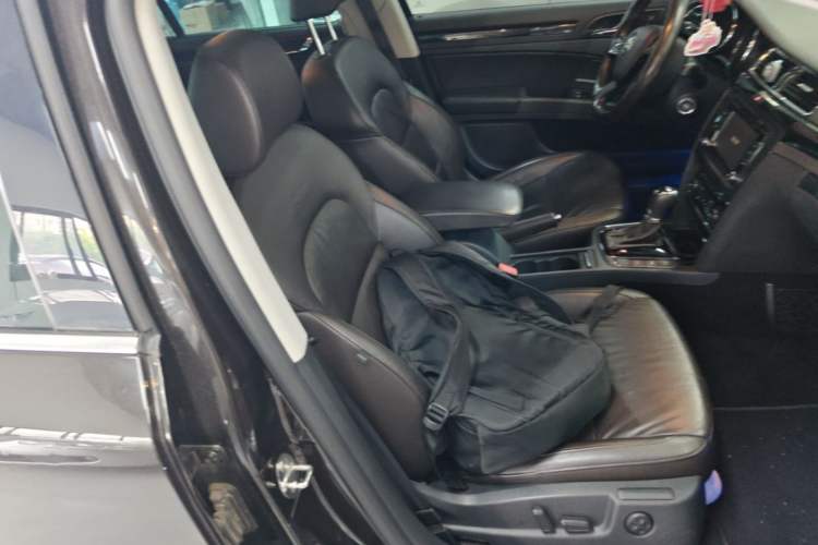 Used Skoda Superb Combi 2014 2.0 TSI L&K Limited Edition Right Front Seat