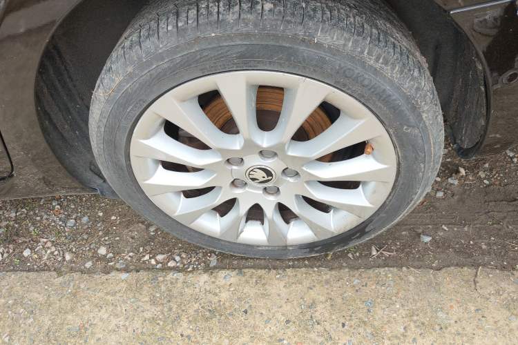 Used Skoda Superb Combi 2014 2.0 TSI L&K Limited Edition Right Front Wheel Hub