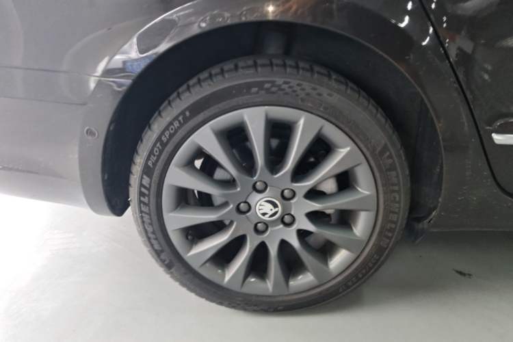 Used Skoda Superb Combi 2014 2.0 TSI L&K Limited Edition Right Rear Wheel Hub
