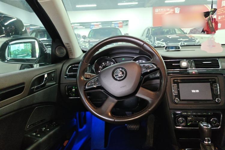 Used Skoda Superb Combi 2014 2.0 TSI L&K Limited Edition Steering Wheel