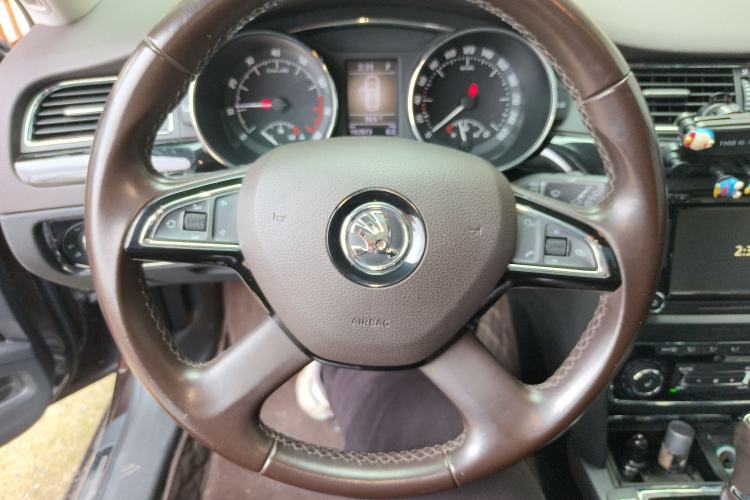 Used Skoda Superb Combi 2014 2.0 TSI L&K Limited Edition Steering Wheel