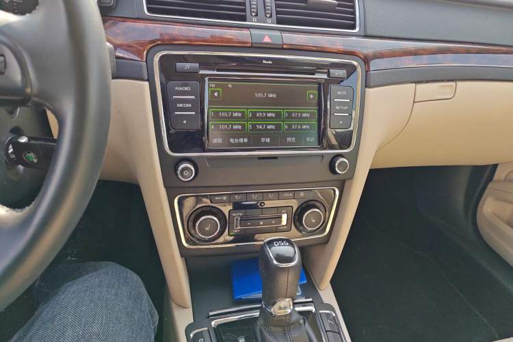 Used Skoda Superb Combi 2014 2.0 TSI Prestige Edition Audio And AC Panel