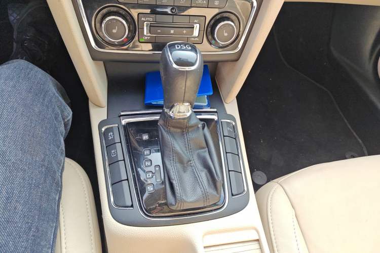 Used Skoda Superb Combi 2014 2.0 TSI Prestige Edition Gear Lever