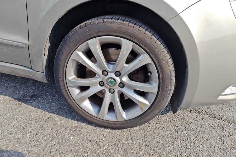 Used Skoda Superb Combi 2014 2.0 TSI Prestige Edition Right Front Wheel Hub