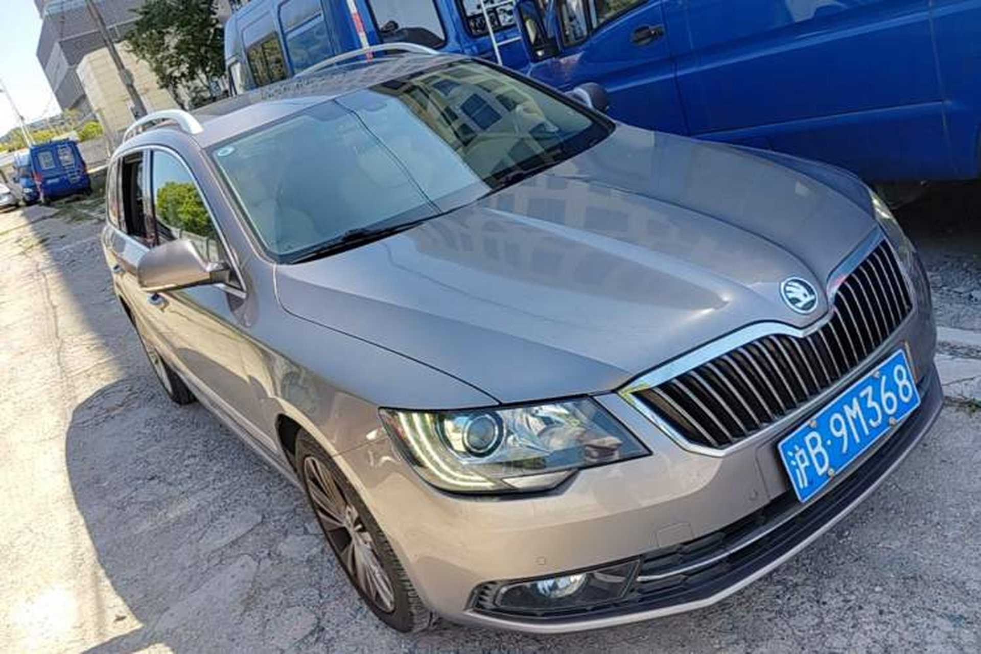 Used Skoda Superb Combi 2014 2.0 TSI Prestige Edition Front Right 45 Deg