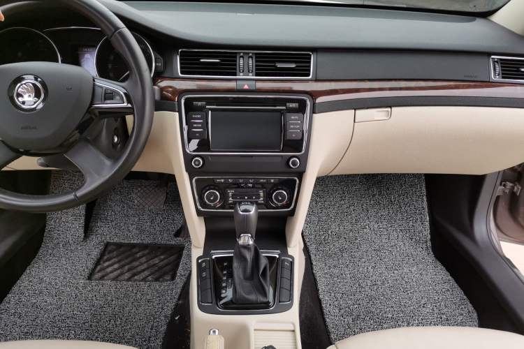 Used Skoda Superb Combi 2014 2.0 TSI Prestige Edition Audio And AC Panel