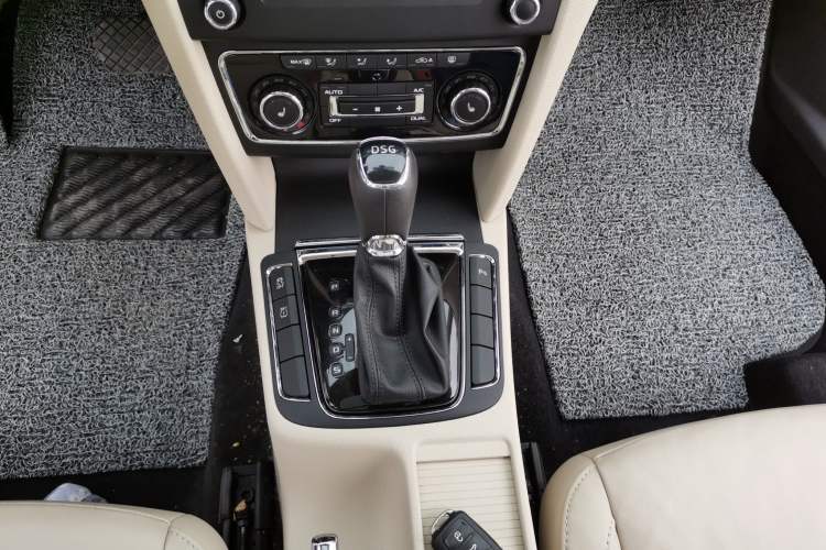 Used Skoda Superb Combi 2014 2.0 TSI Prestige Edition Gear Lever