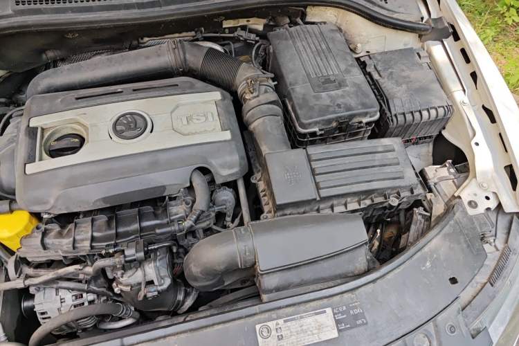 Used Skoda Superb Combi 2014 2.0 TSI L&K Limited Edition Engine Bay Left