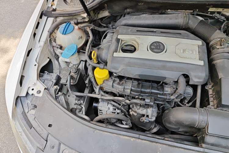 Used Skoda Superb Combi 2014 2.0 TSI L&K Limited Edition Engine Bay Right
