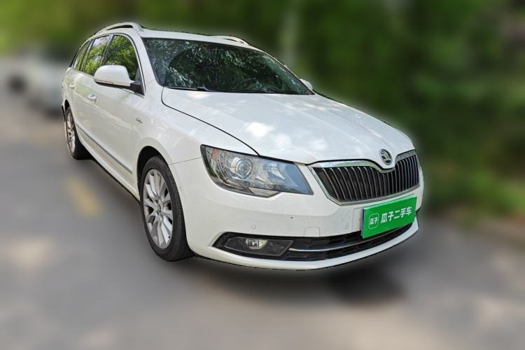 Used Skoda Superb Combi 2014 2.0 TSI L&K Limited Edition Front Right 45 Deg