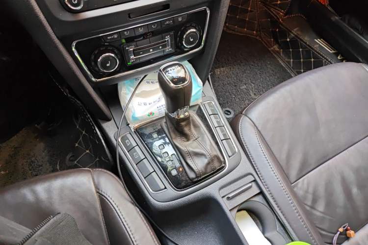 Used Skoda Superb Combi 2014 2.0 TSI L&K Limited Edition Gear Lever