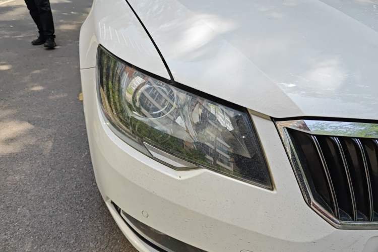 Used Skoda Superb Combi 2014 2.0 TSI L&K Limited Edition Right Front Headlight