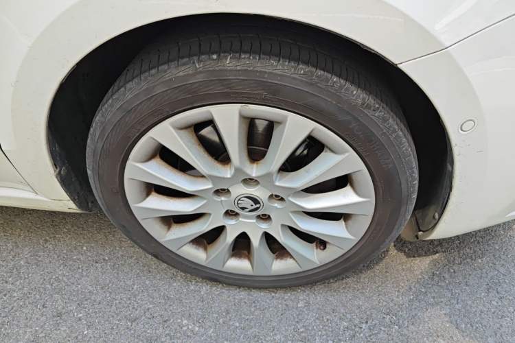 Used Skoda Superb Combi 2014 2.0 TSI L&K Limited Edition Right Front Wheel Hub