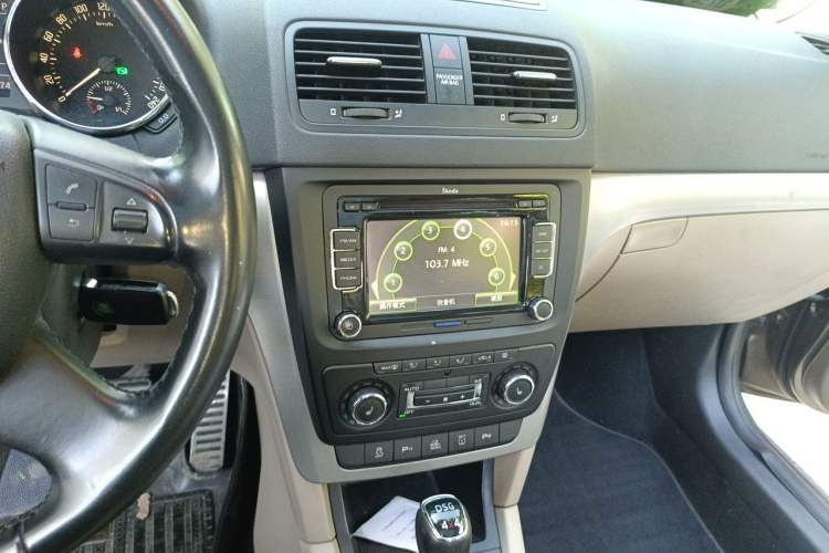 Used Skoda Yeti 2013 1.8T DSG Prestige Edition Audio And AC Panel