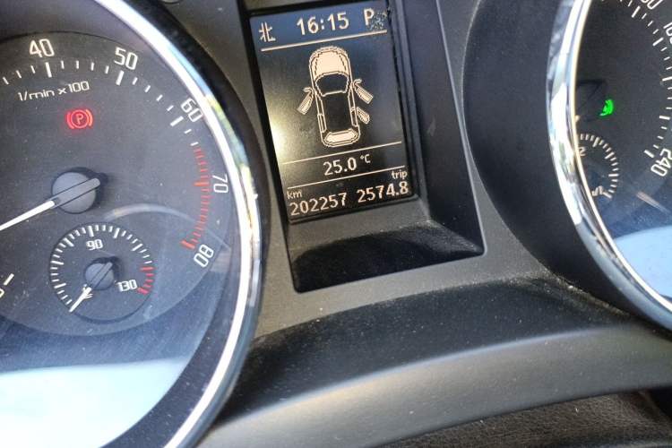 Used Skoda Yeti 2013 1.8T DSG Prestige Edition Odometer Close Up