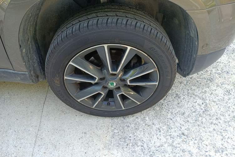 Used Skoda Yeti 2013 1.8T DSG Prestige Edition Right Front Wheel Hub