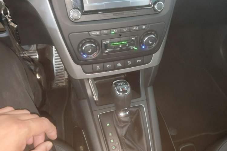 Used Skoda Yeti 2013 1.8T DSG Prestige Edition Gear Lever