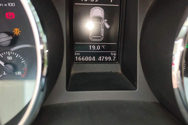 Used Skoda Yeti 2013 1.8T DSG Luxury Edition Odometer Close Up
