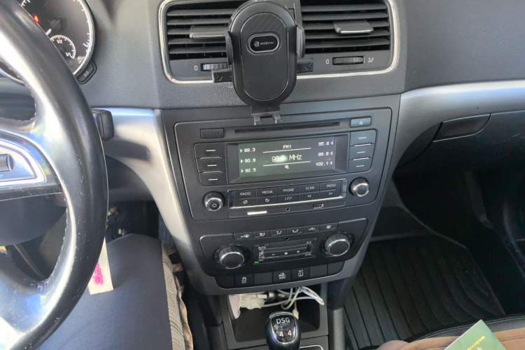 Used Skoda Yeti 2014 1.8TSI DSG Polar Edition Audio And AC Panel