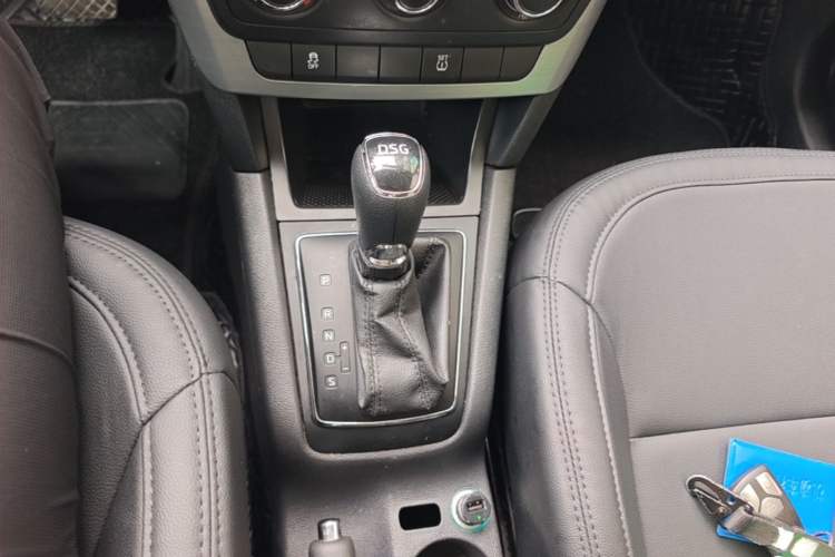 Used Skoda Yeti 2014 1.4TSI DSG Explorer Edition Gear Lever