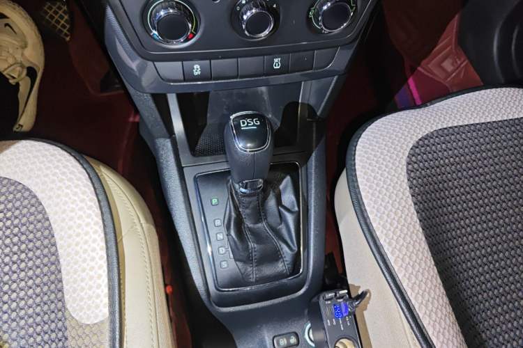 Used Skoda Yeti 2014 1.4TSI DSG Vibrant Edition Gear Lever