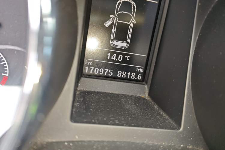 Used Skoda Yeti 2014 1.4 TSI DSG Phantom Edition Odometer Close Up