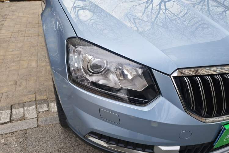 Used Skoda Yeti 2014 1.8TSI DSG All-Wheel Drive Edition Right Front Headlight