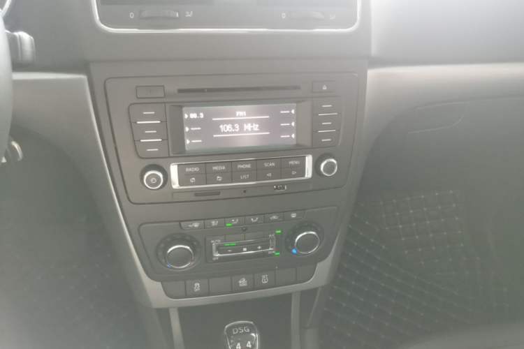 Used Skoda Yeti 2014 1.8TSI DSG Polar Edition Audio And AC Panel