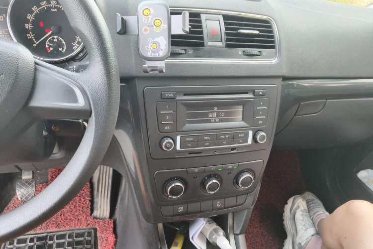 Used Skoda Yeti 2014 1.6L Manual Colorful Edition Audio And AC Panel