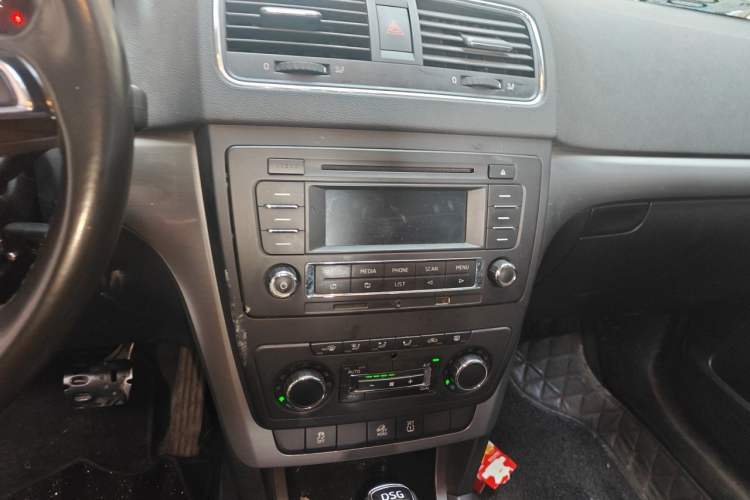 Used Skoda Yeti 2014 1.8TSI DSG Polar Edition Audio And AC Panel
