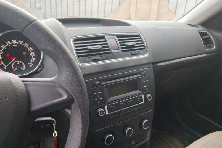 Used Skoda Yeti 2014 1.4TSI Manual Colorful Edition Audio And AC Panel