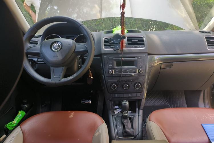 Used Skoda Yeti 2014 1.4TSI DSG Vibrant Edition Center Console