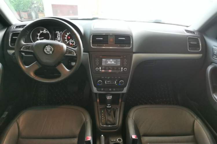 Used Skoda Yeti 2014 1.8TSI DSG Polar Edition Center Console