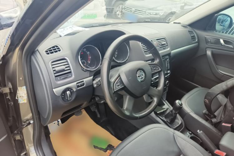 Used Skoda Yeti 2014 1.4TSI Manual Polar Edition Center Console