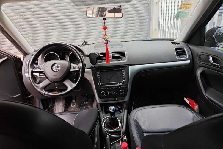 Used Skoda Yeti 2014 1.4TSI Manual Polar Edition Center Console